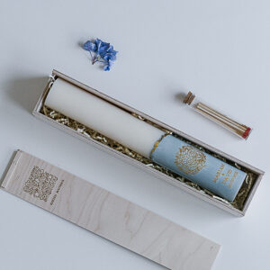 personalisierte Hochzeitzkerze mit Gravur auf Sockel in Geschenkbox DUSTY BLUE – Bild 2