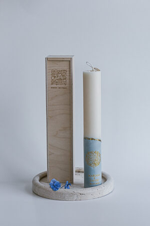 personalisierte Hochzeitzkerze mit Gravur auf Sockel in Geschenkbox DUSTY BLUE – Bild 3