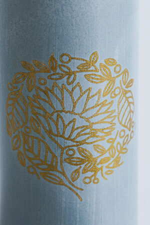 personalisierte Hochzeitzkerze mit Gravur auf Sockel in Geschenkbox DUSTY BLUE – Bild 4