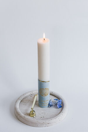personalisierte Hochzeitzkerze mit Gravur auf Sockel in Geschenkbox DUSTY BLUE – Bild 7